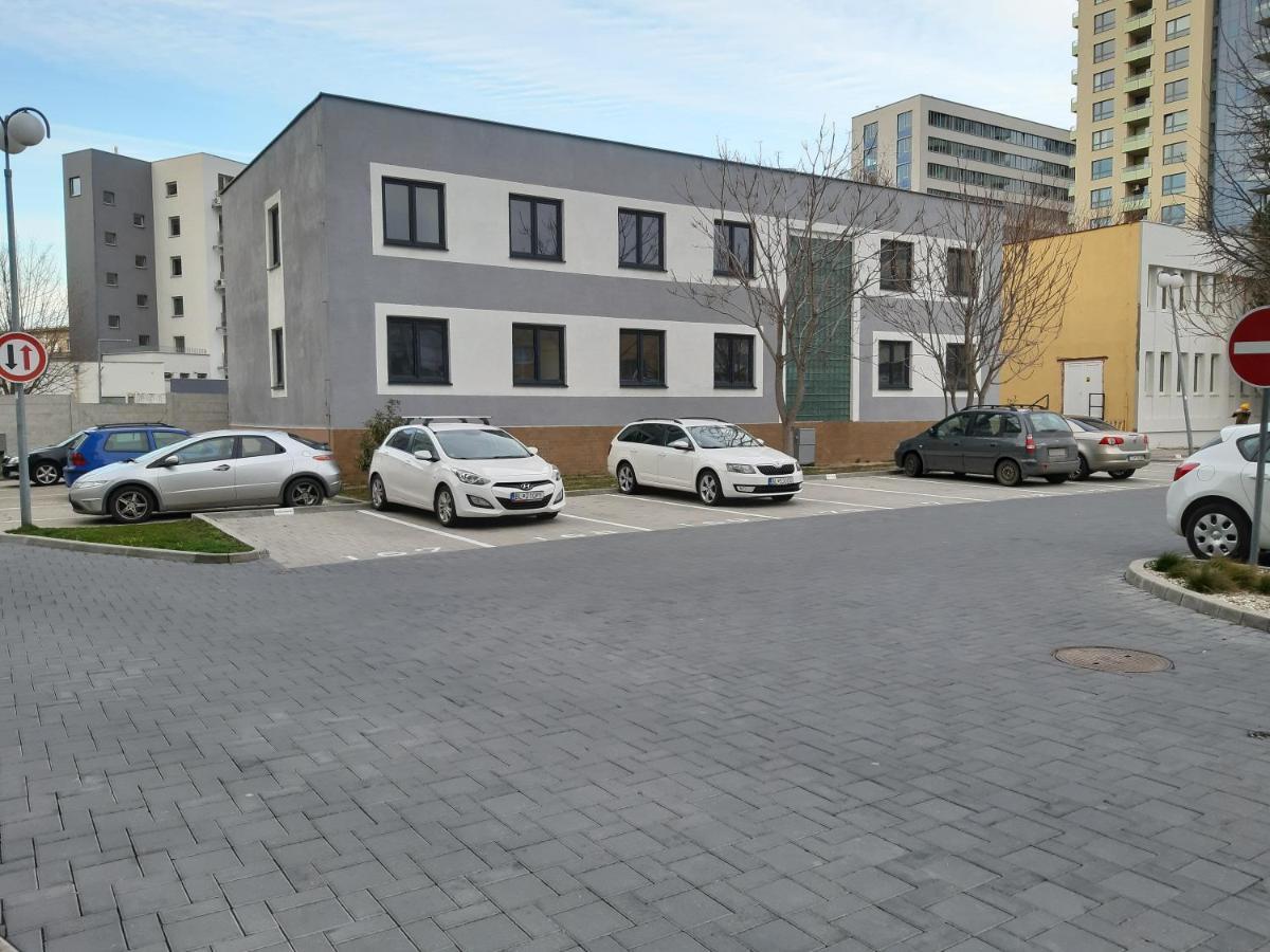 Apartmán Living Bratislava & Bus Station & Mlynske Nivy Exteriér fotografie